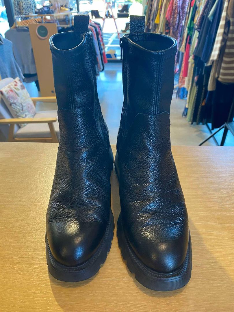 Black Wonders Boots, 39