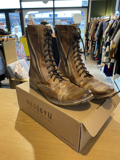 Rustic tan Bed/STU Sabre Boots, 38