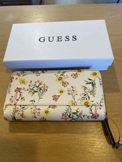 BNWT White floral Guess Wallet, 10cm x 19.5cm