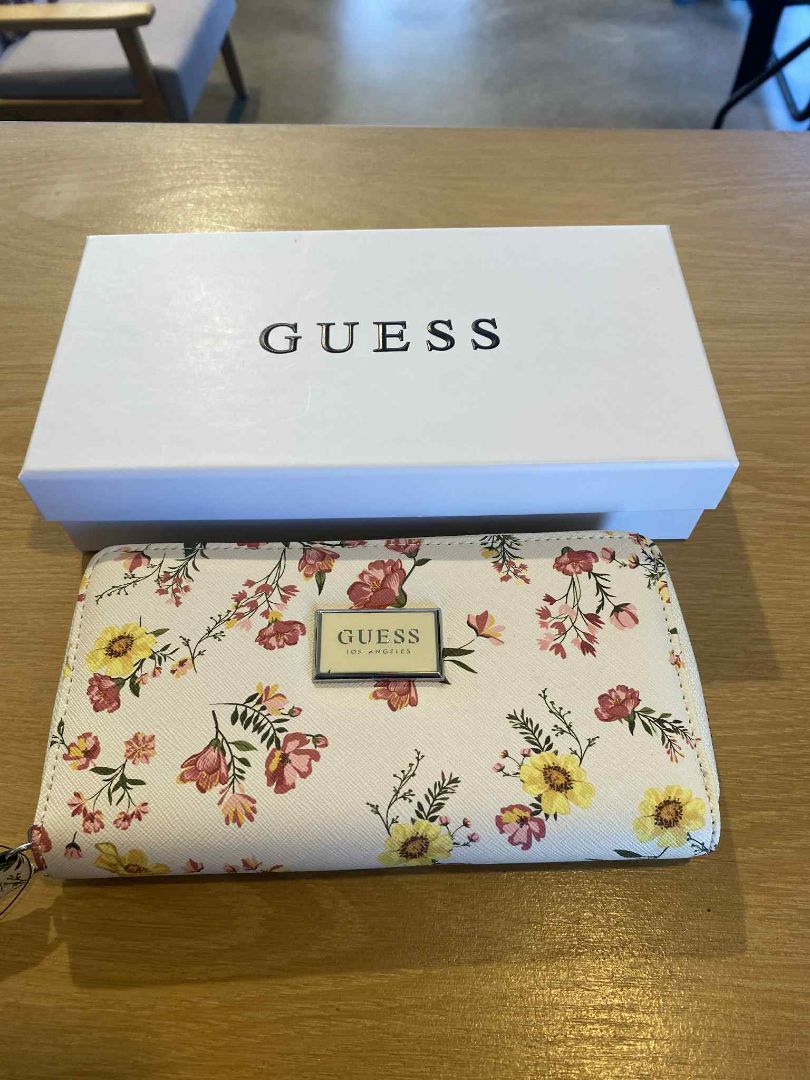 BNWT White floral Guess Wallet, 10cm x 19.5cm