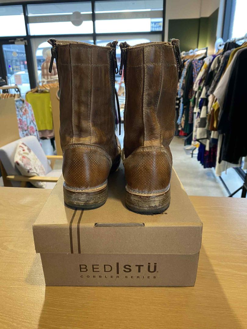 Rustic tan Bed/STU Sabre Boots, 38