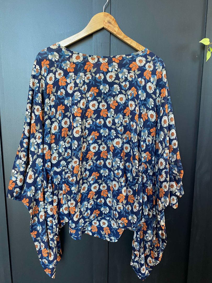 Navy floral Charlo Tops, O/S