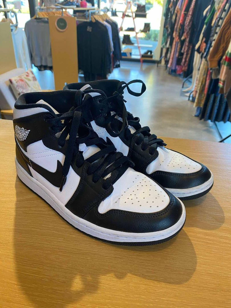 Black & White Nike Shoes, 39