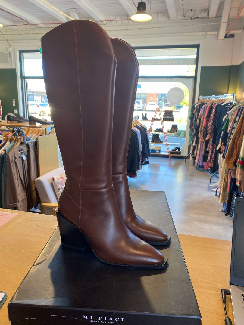 BNWT Tan Mi Piaci Boots, 38