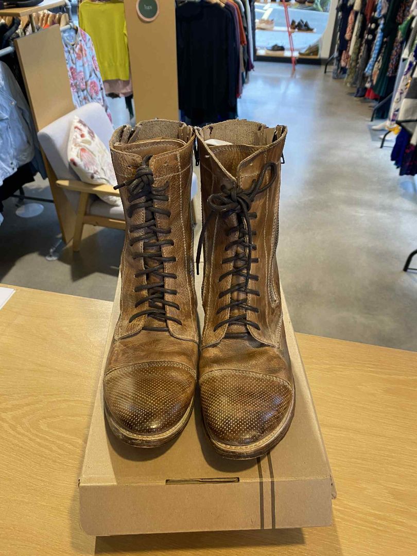 Rustic tan Bed/STU Sabre Boots, 38