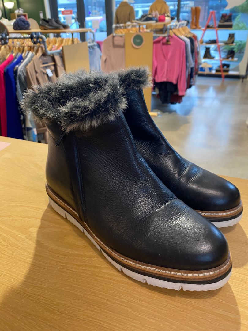 Black & Fluffy EOS Boots, 38