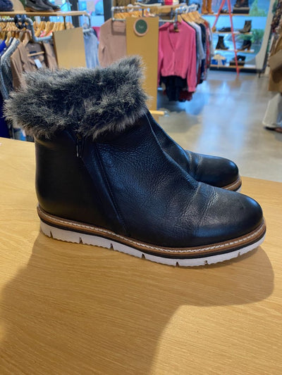 Black & Fluffy EOS Boots, 38