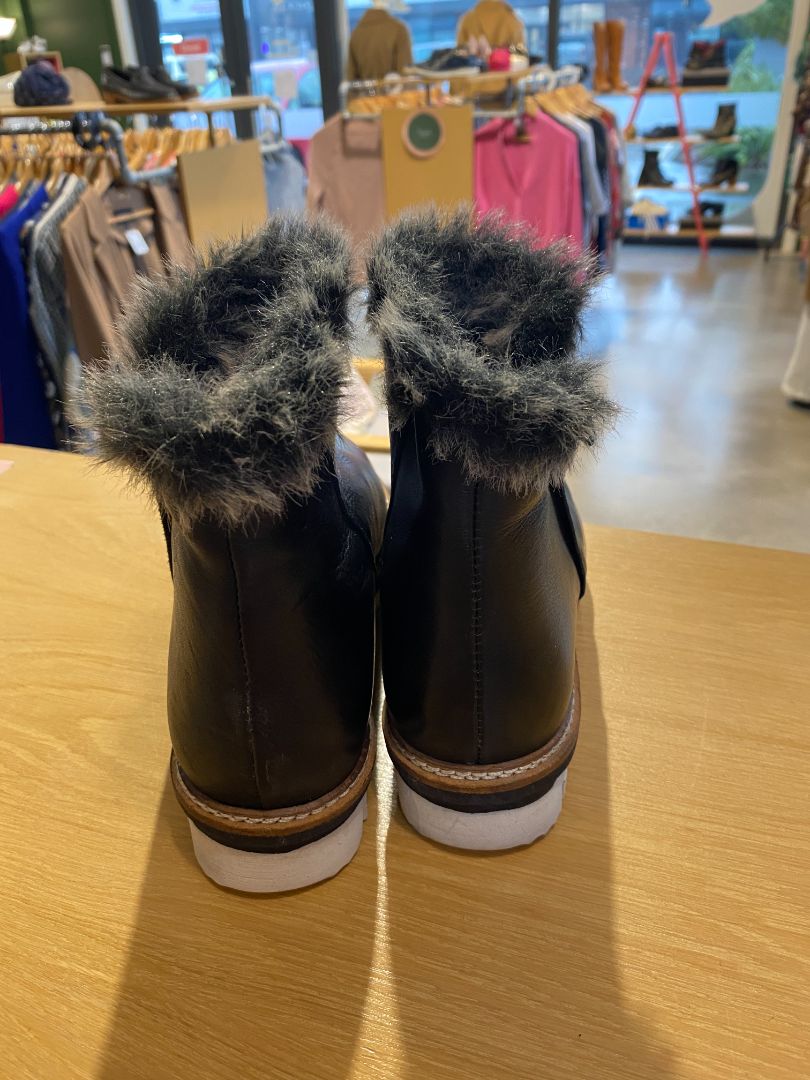 Black & Fluffy EOS Boots, 38