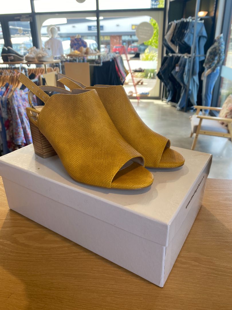 Mustard Valdo Shoes, 39