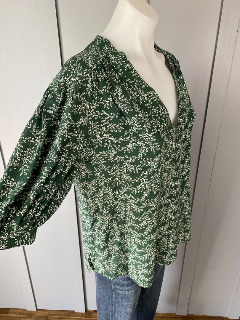 Green & White Witchery Tops, 10