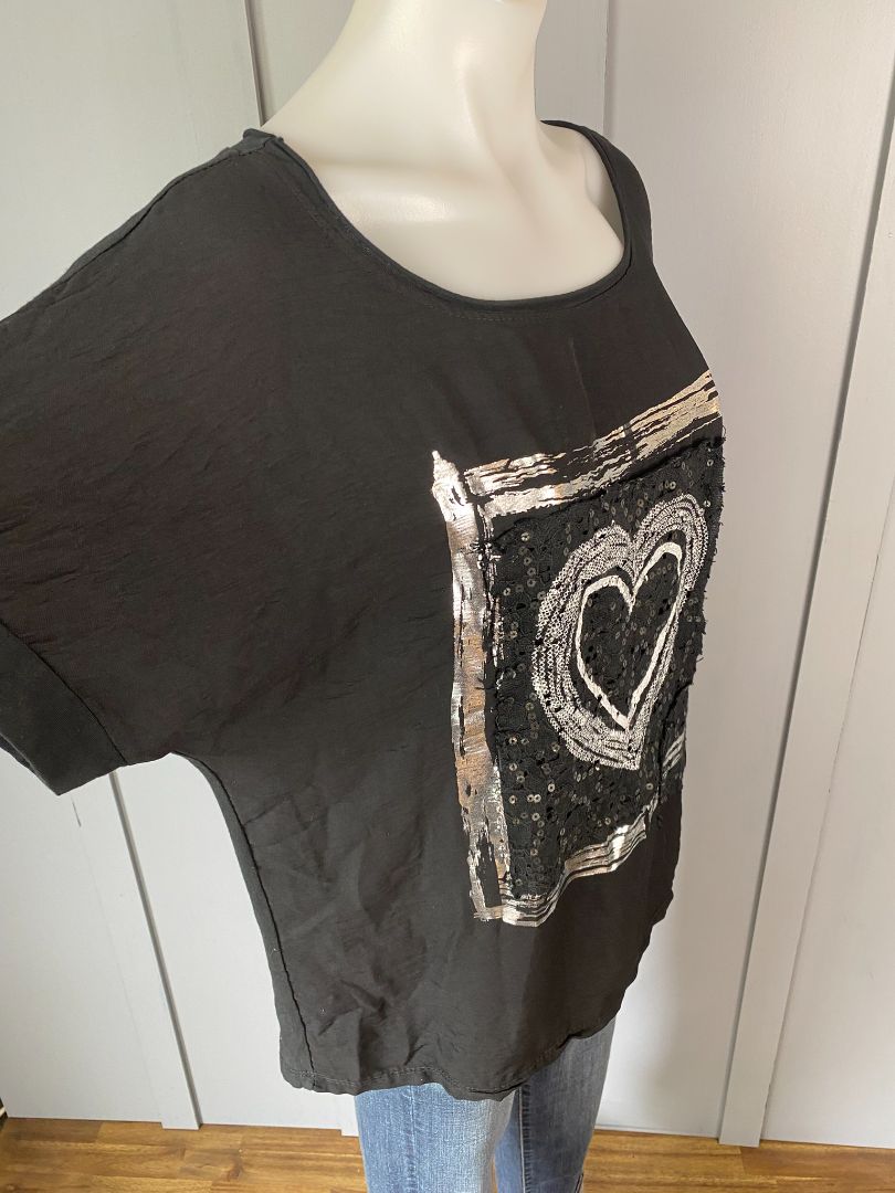 Black Momento Tee, M