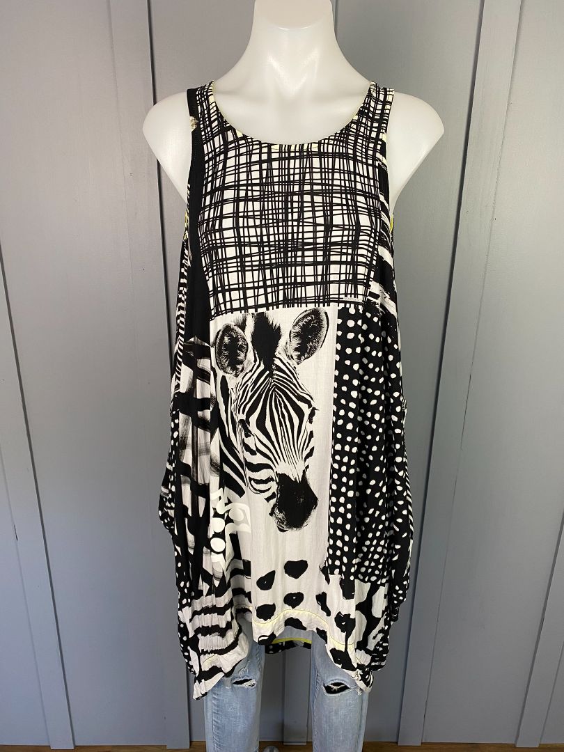 Black & White Deanne Hobbs Tops, L