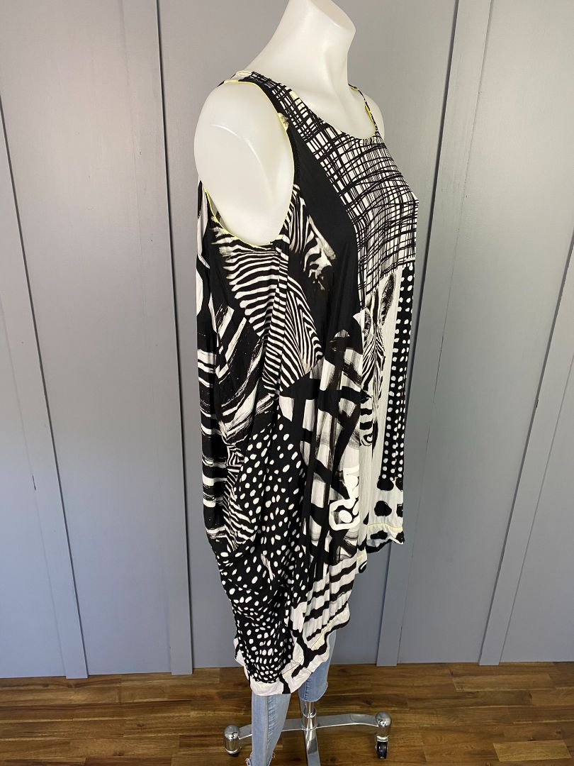 Black & White Deanne Hobbs Tops, L