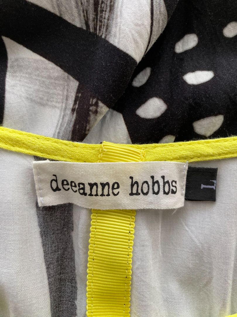 Black & White Deanne Hobbs Tops, L