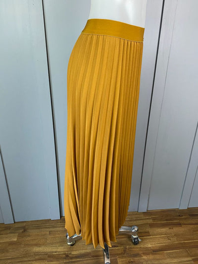 Mustard Dressed in Berlin Skirts, L