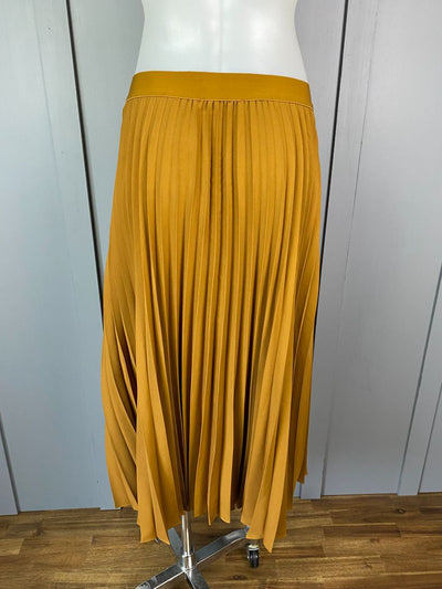 Mustard Dressed in Berlin Skirts, L