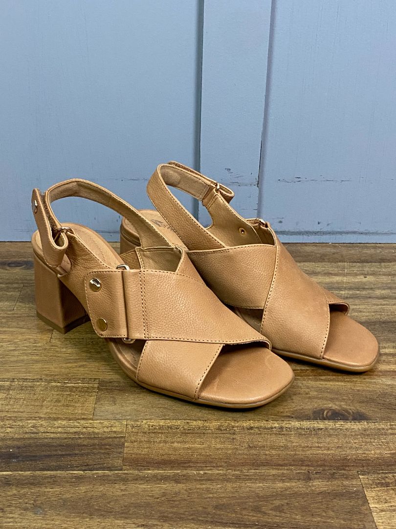 Tan Hush Puppies Shoes, 7
