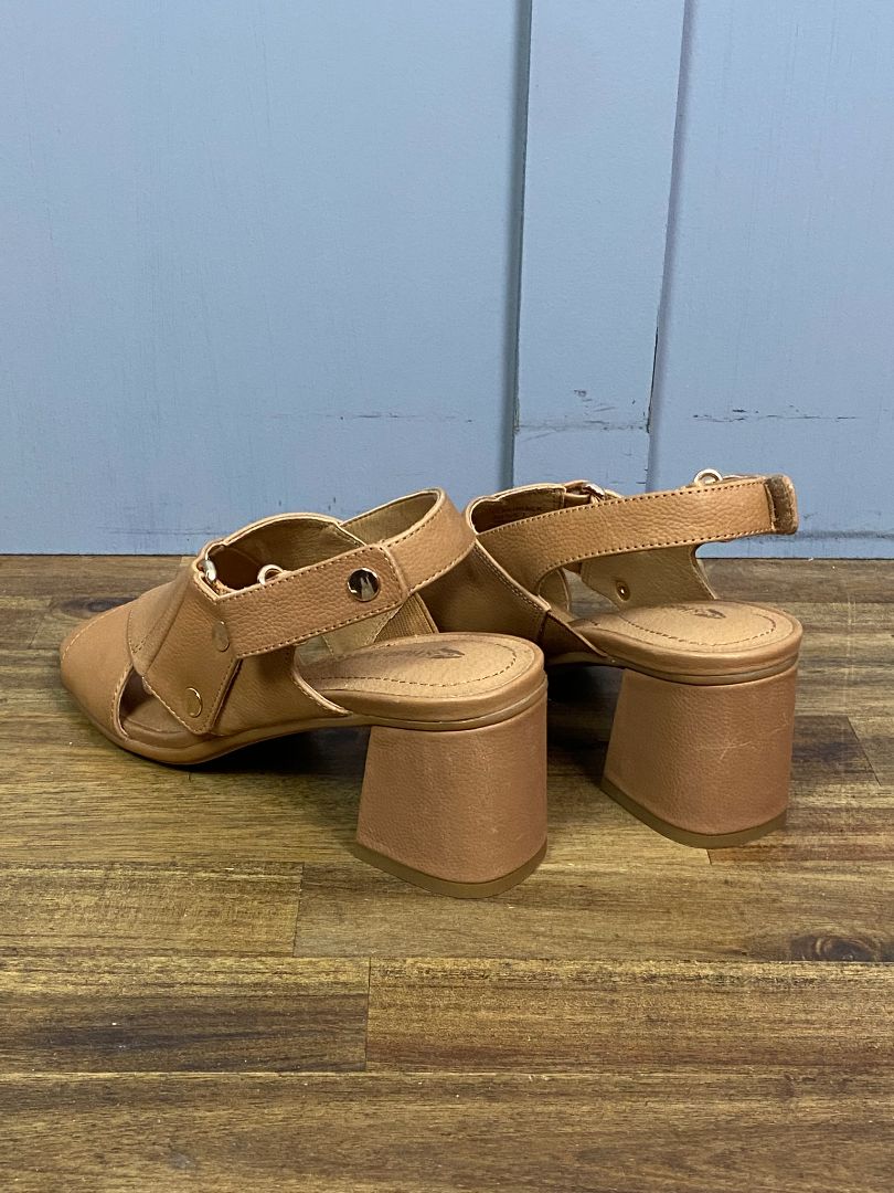 Tan Hush Puppies Shoes, 7