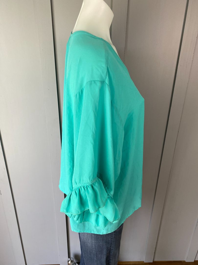 BNWT Aqua Eb&Ive Shrug, O/S