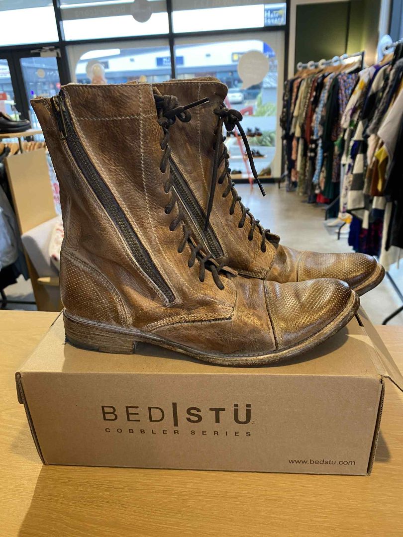 Rustic tan Bed/STU Sabre Boots, 38