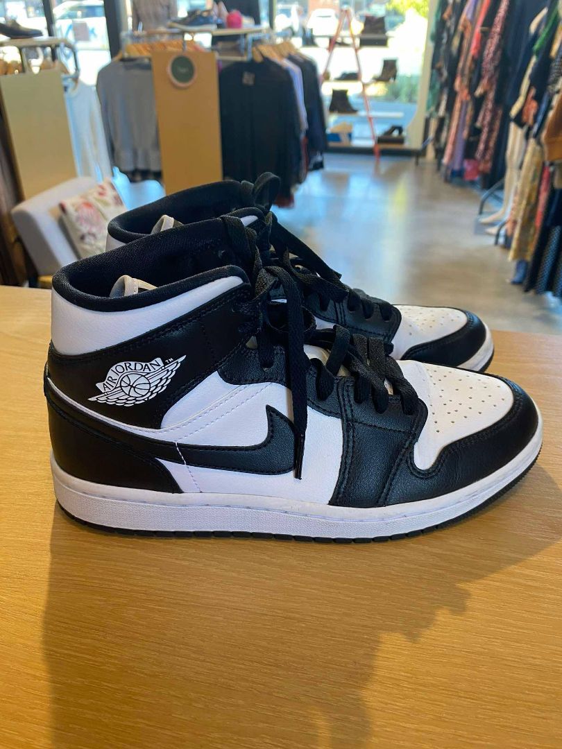 Black & White Nike Shoes, 39