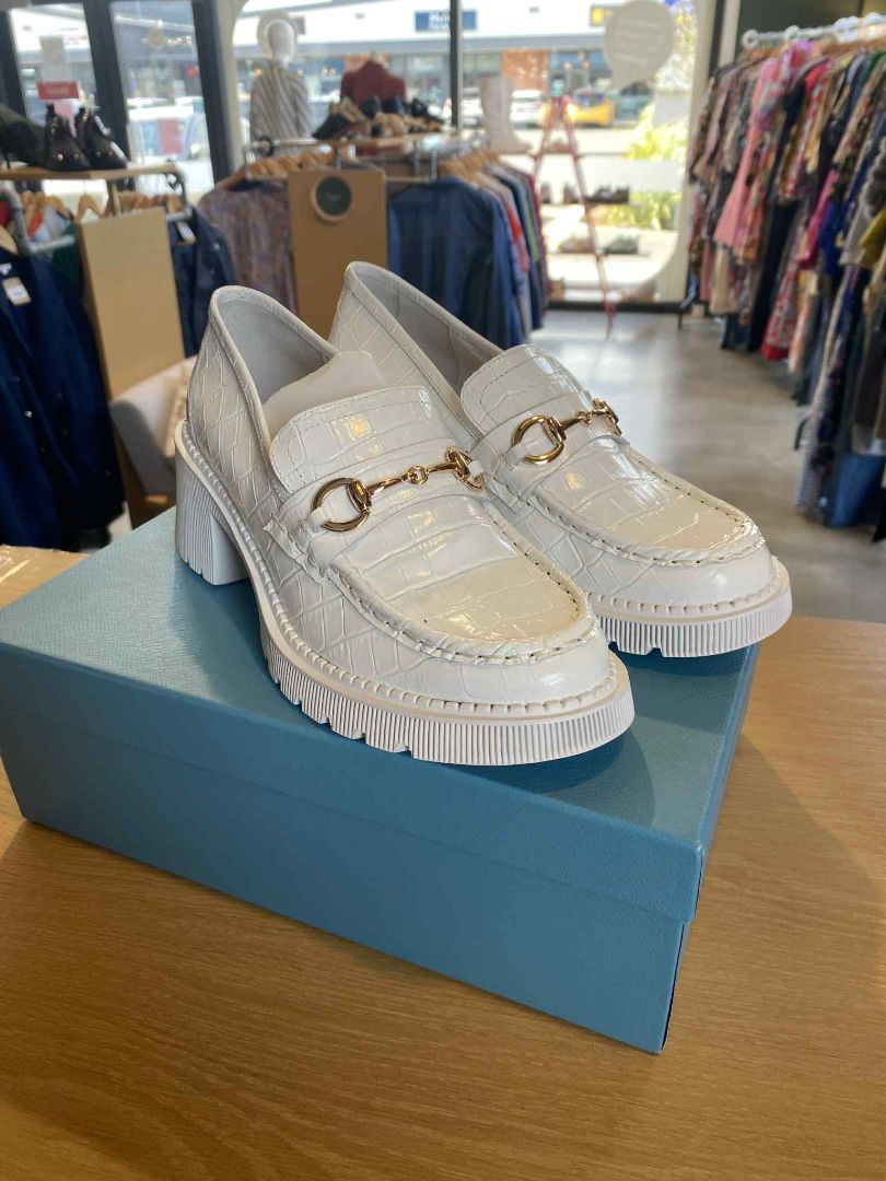 BNWT White Django and Juliette Shoes, 39